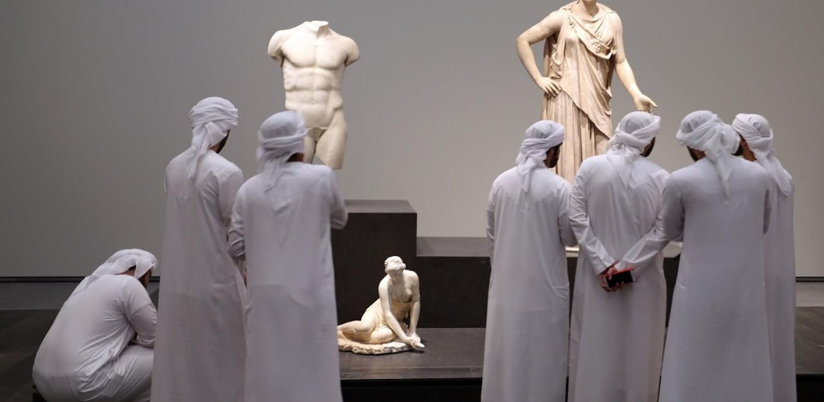 Louvre Abu Dhabi sperrte für Frauen der Scheichs