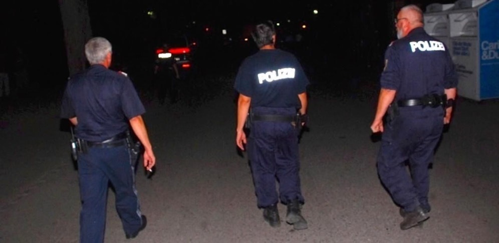 Beamte vor dem Lager Traiskirchen