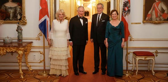Charles und Camilla mit Alexander Van der Bellen und Doris Schmidauer beim Gala Dinner in der Hofburg.