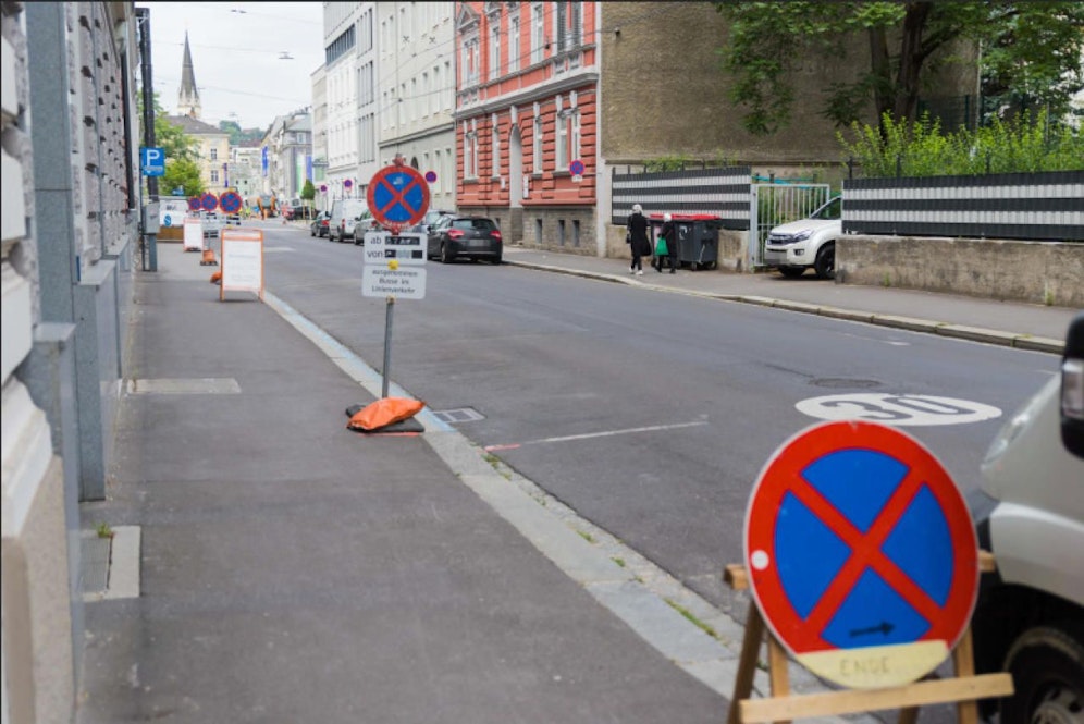 In der Volksfeststraße in der Linzer City steht ein Schild neben dem anderen.