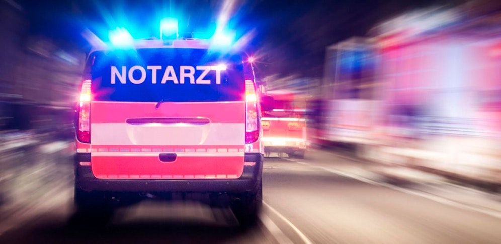 Die Rettungskräfte des Roten Kreuzes und ein Notarzt versuchten den 68-Jährigen zu reanimieren. Dieser erlag jedoch noch an der Unfallstelle seinen schweren Verletzungen (Symbolbild). 