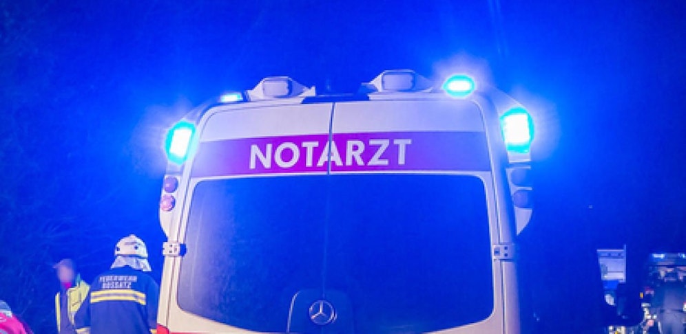 Das Auto krachte gegen einen Felsen.