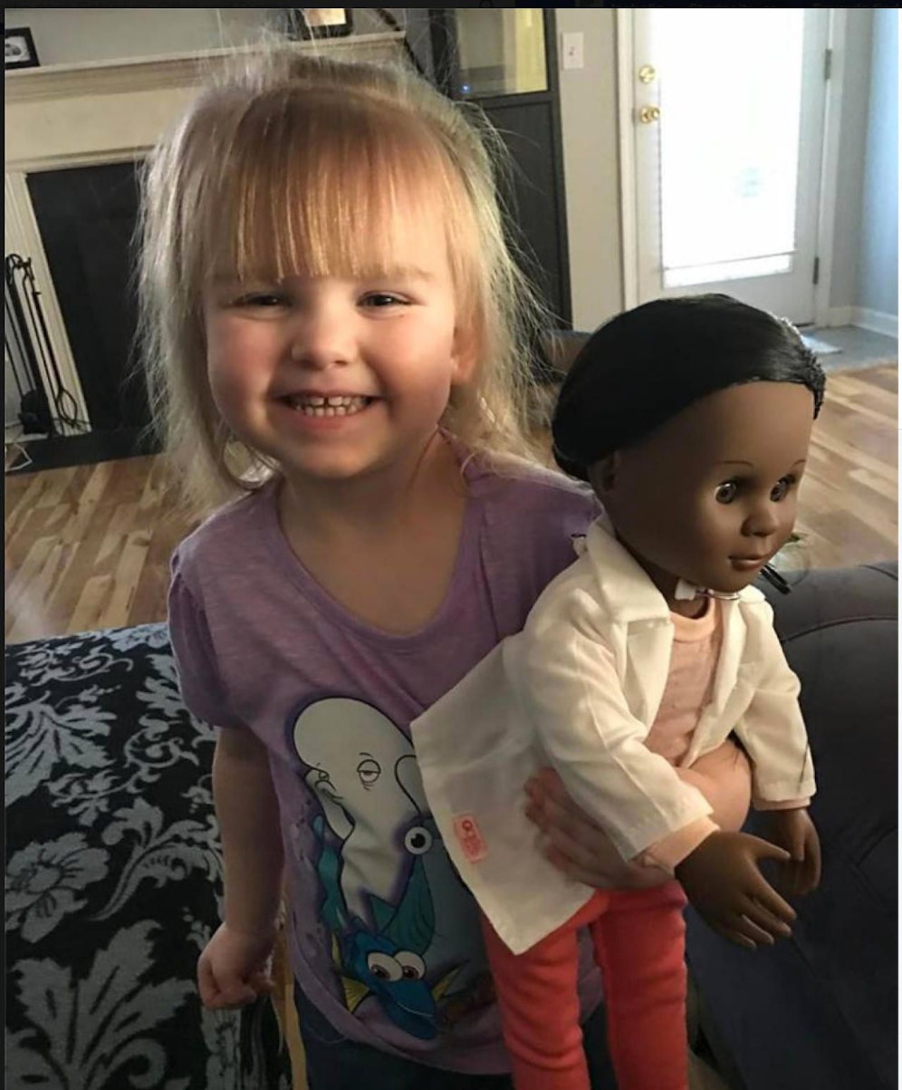 Sophia mit ihren neuen Puppe. Credit: Facebook