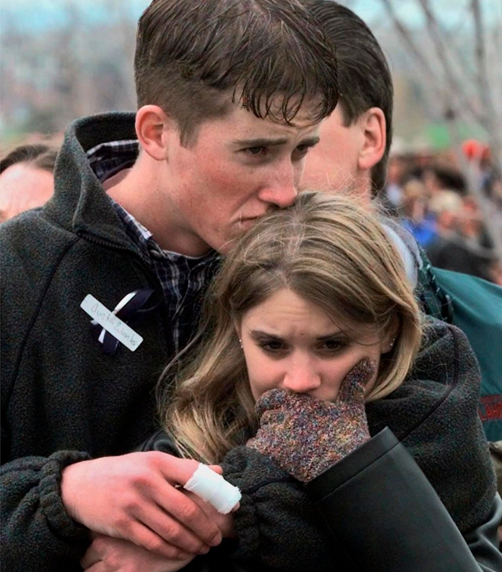 25. April 1999: Columbine-Überlebender Austin Eubanks umarmt seine Freundin bei einer Trauerfeier.