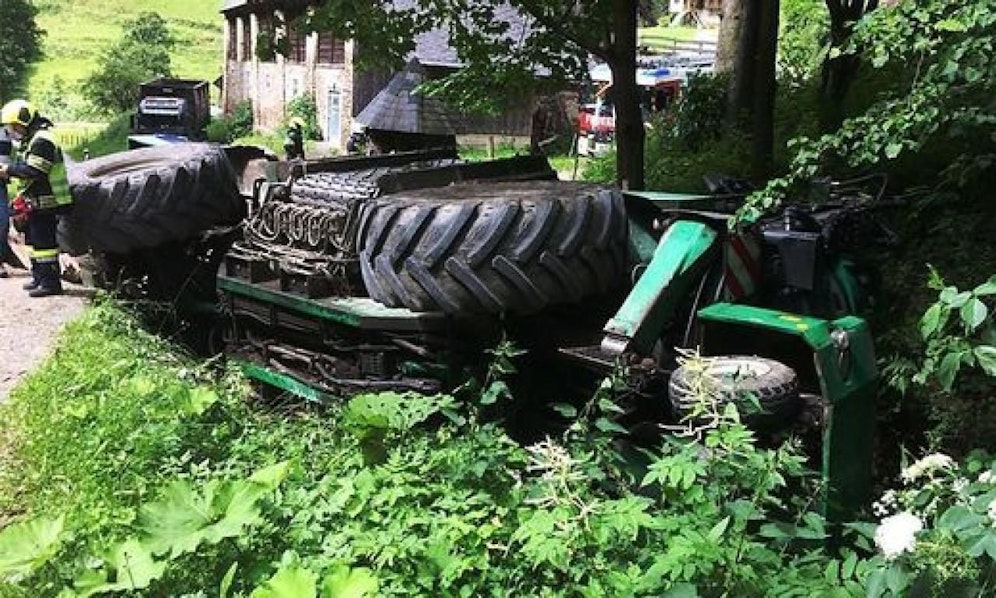 Die Forstmaschine stürzte in einen Bach