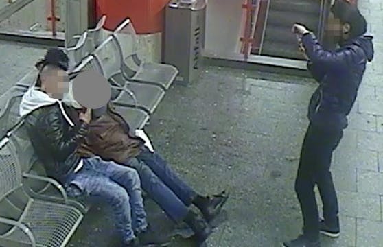 Zuerst machten sie Fotos, dann wollten Sie den hilflosen Mann anzünden