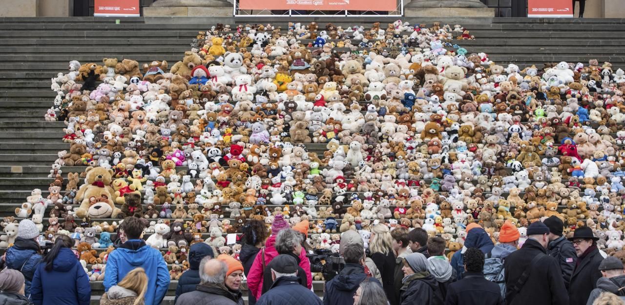 Heute.at - Darum liegen 740 Teddys vor dem Konzerthaus