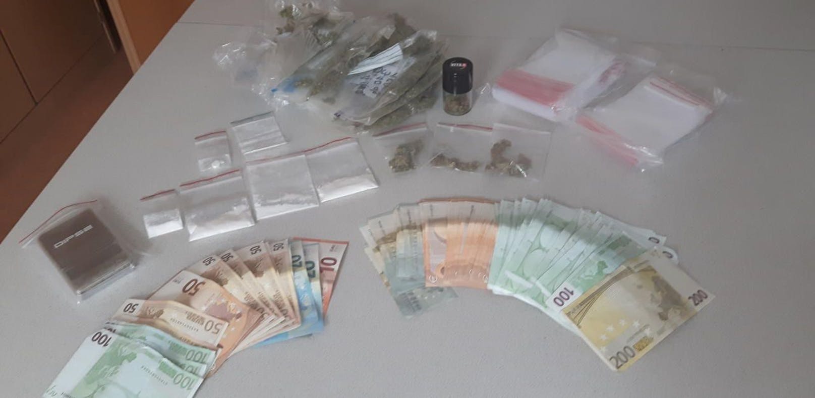 In der Wohnung des Mannes wurden Drogen und Bargeld sichergestellt.