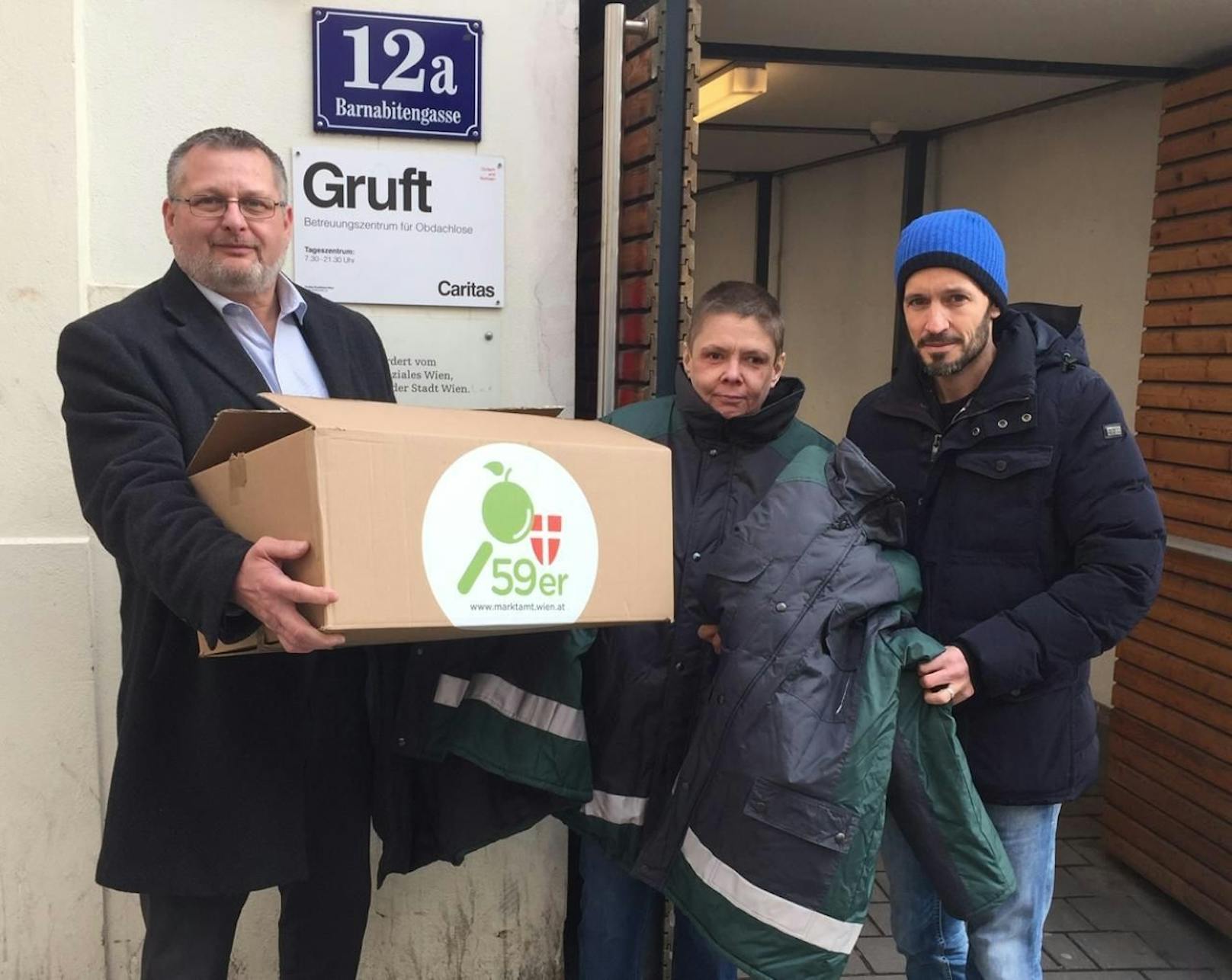 Die Winter- und Regenjacken wurden heute von Marktamtsdirektor Andreas Kutheil (li.) an Klaus Schwertner (re.), Geschäftsführer der Caritas der Erzdiözese Wien, übergeben.