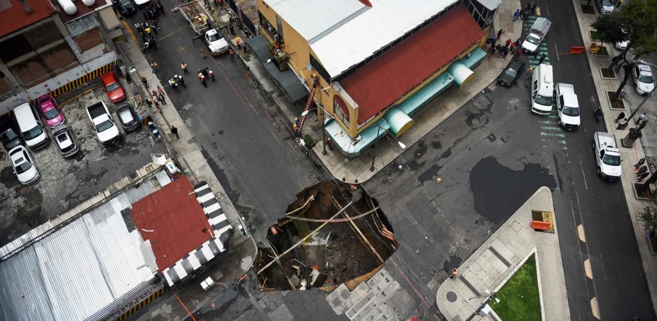 Heute.at - Nach Tropensturm: Riesiges Loch in Kreuzung