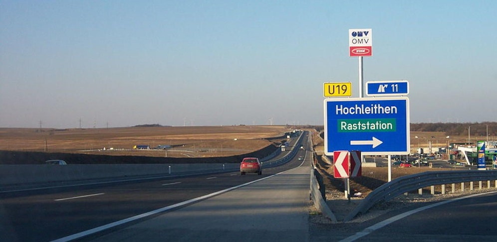 Die lange Gerade bei Hochleithen lädt offenbar zum Rasen ein.