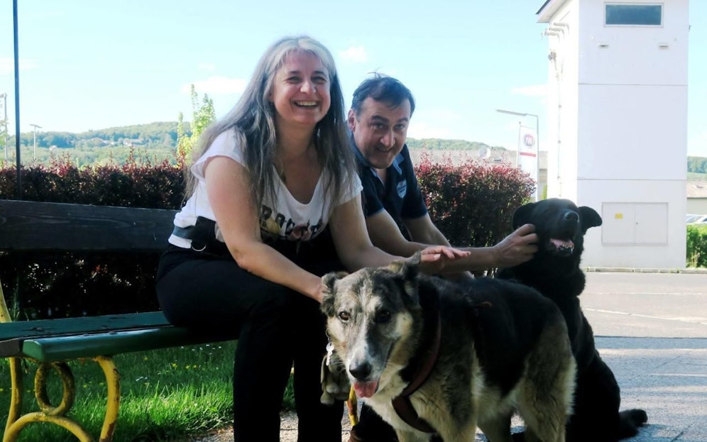 "Bessy" und "Paco" mit ihren neuen Besitzern.