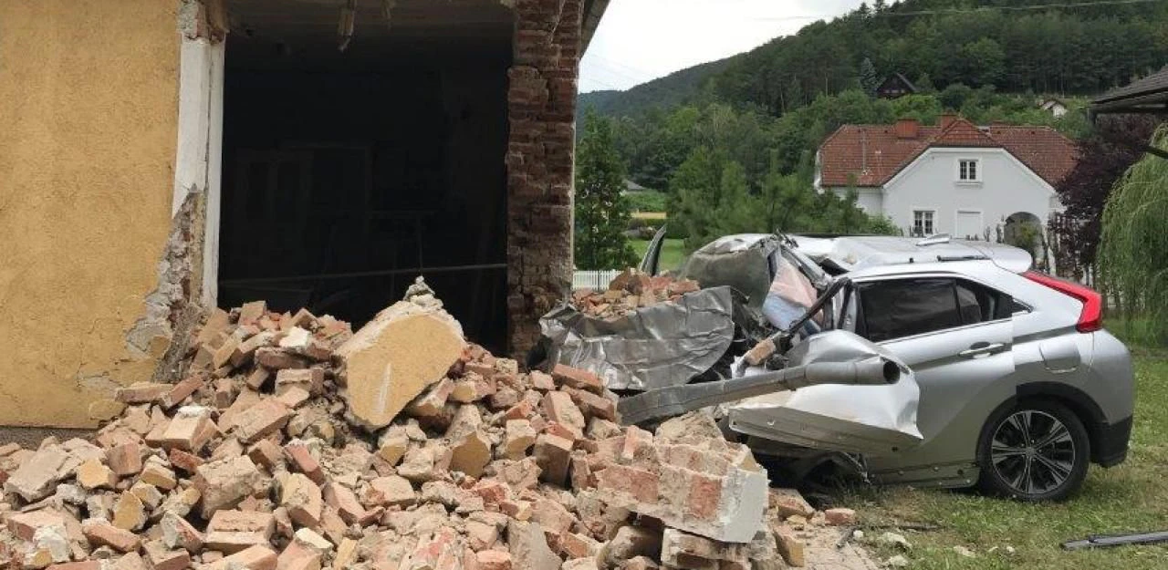 Heute.at - Pkw kracht ungebremst gegen Haus – Lenker tot