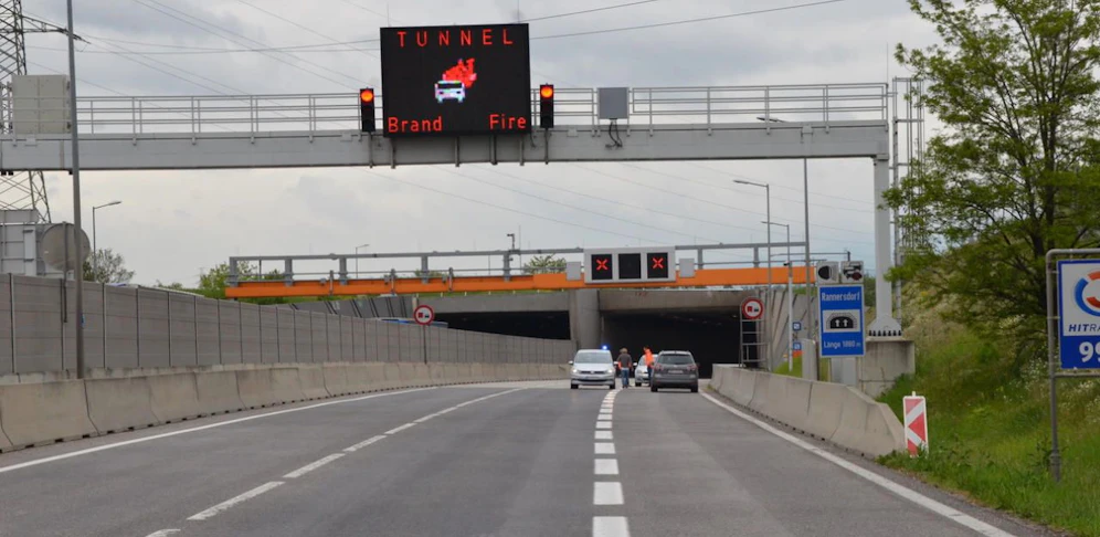Nach Tunnelbrand gibt es teils ein Verkehrschaos im Raum um Wien.