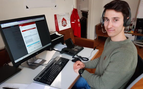 Medizin-Student Moritz Kerbl-Knapp  ist einer von vielen Freiwilligen bei der Hotline. (Foto: Rotes Kreuz OÖ)