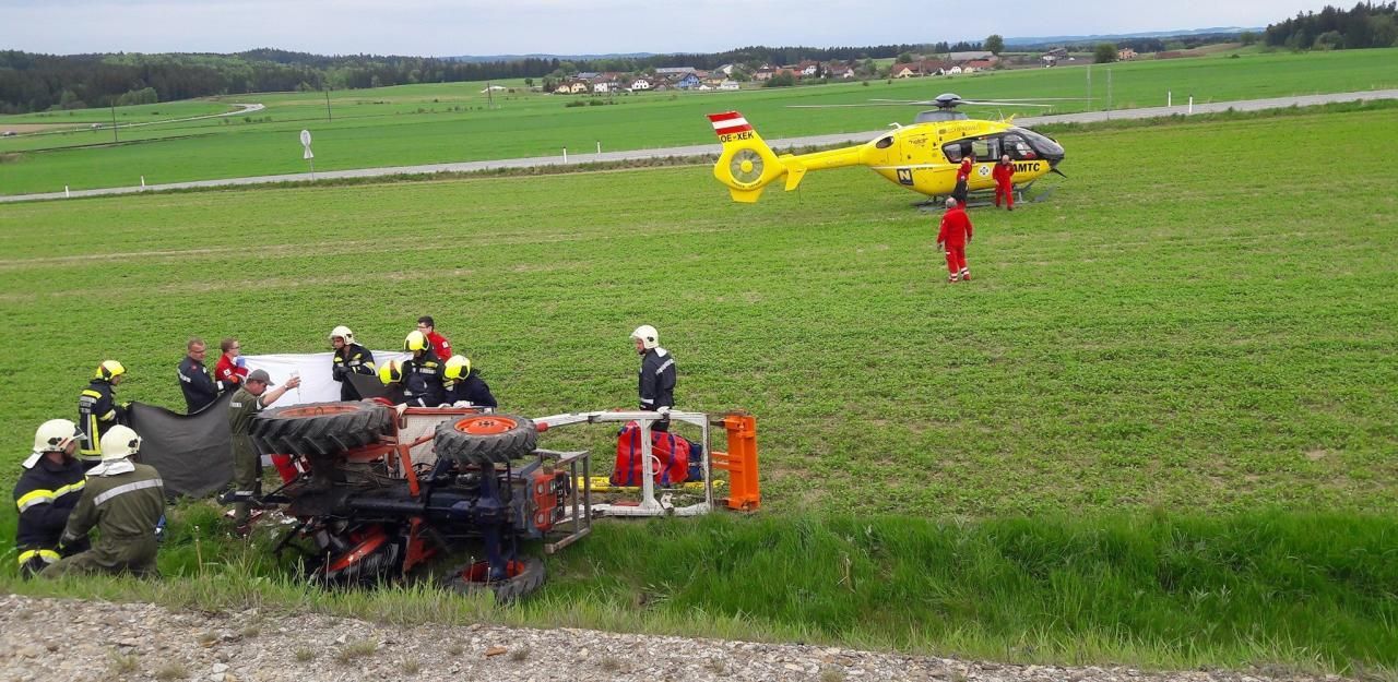 Heute.at - Lebensgefahr: Pkw schiebt Traktor über Böschung