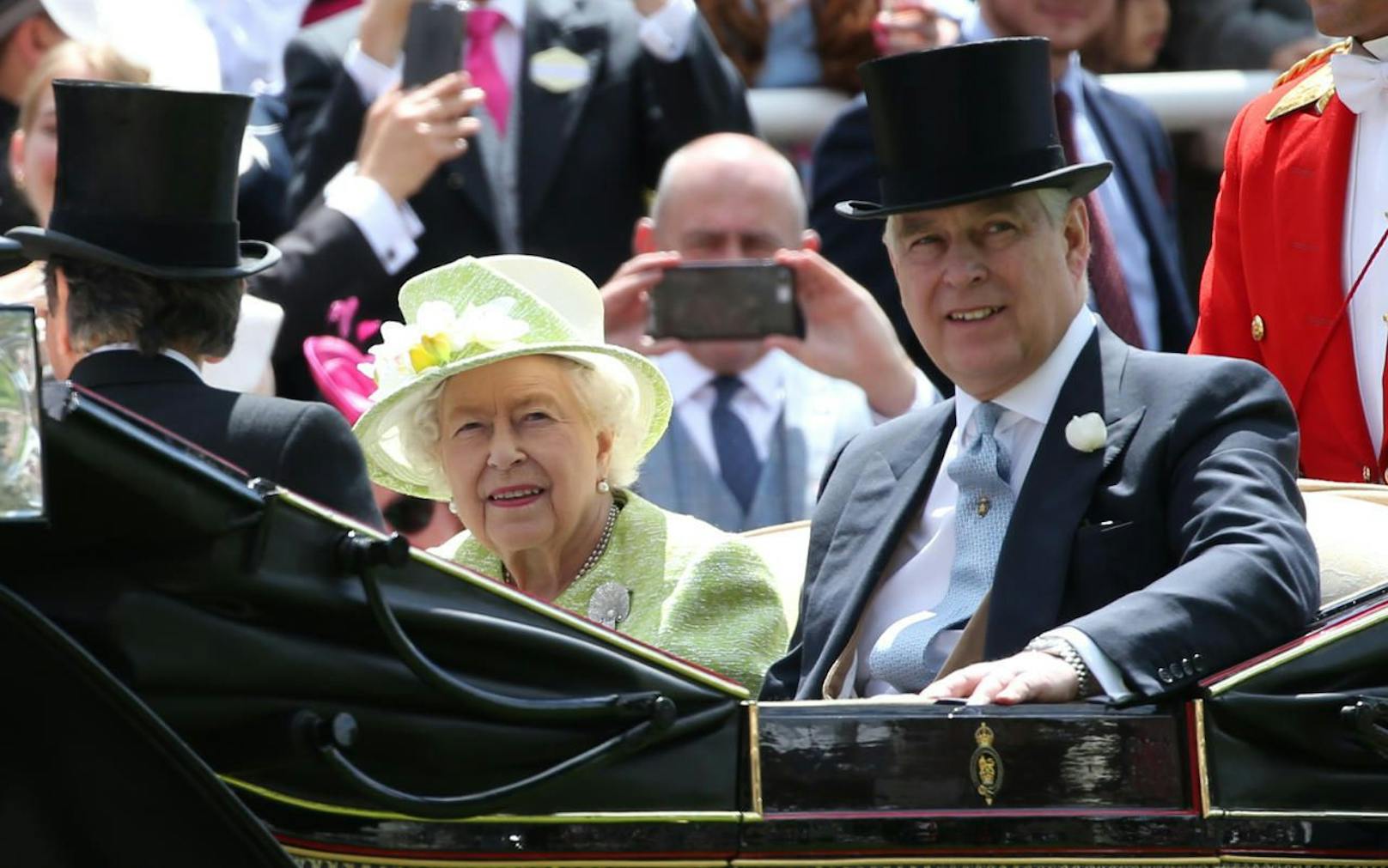 Prinz Andrew mit Königin Elizabeth II.