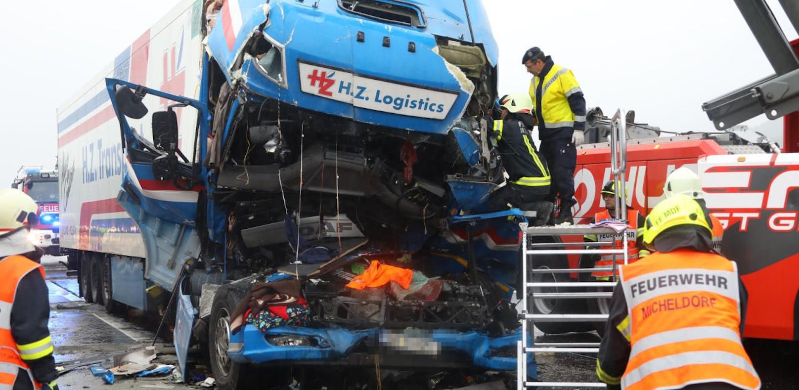 Crash mit drei Lkw auf A9: Zwei Rumänen (45, 50) tot