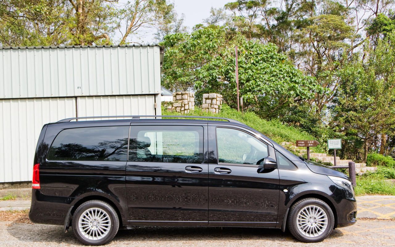 Heute.at - 20 Personen im Neunsitzer von Paris nach OÖ