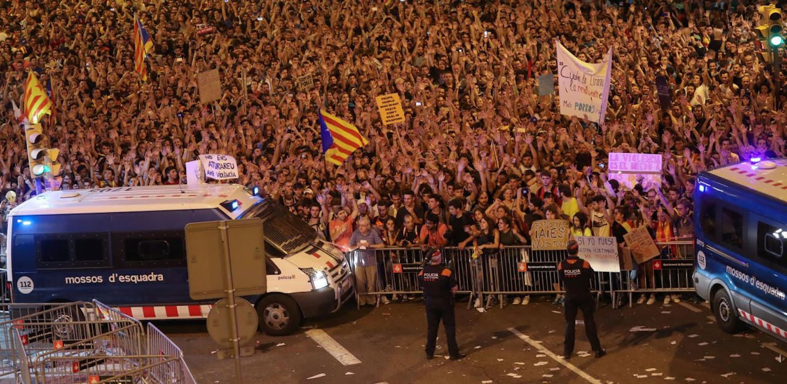 Zehntausende Menschen demonstrieren derzeit in Barcelona gegen die Regierung in Madrid.