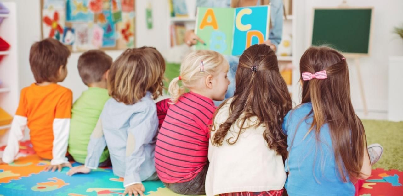 Etwa 400 Kinder verlieren ihre Betreuer (Symbolfoto).