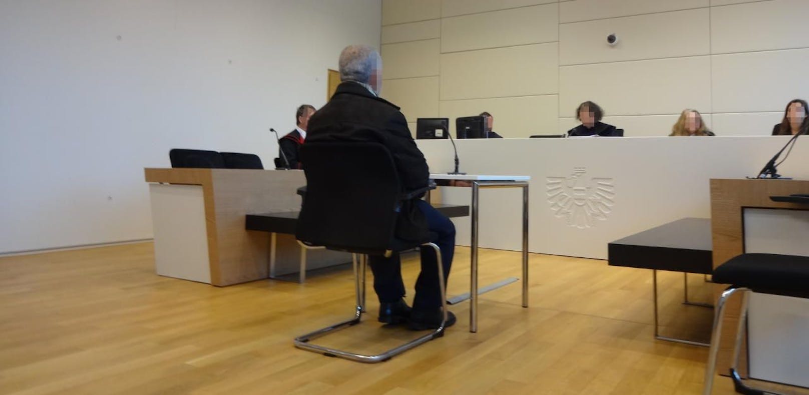 Der Angeklagt in Korneuburg vor Gericht.