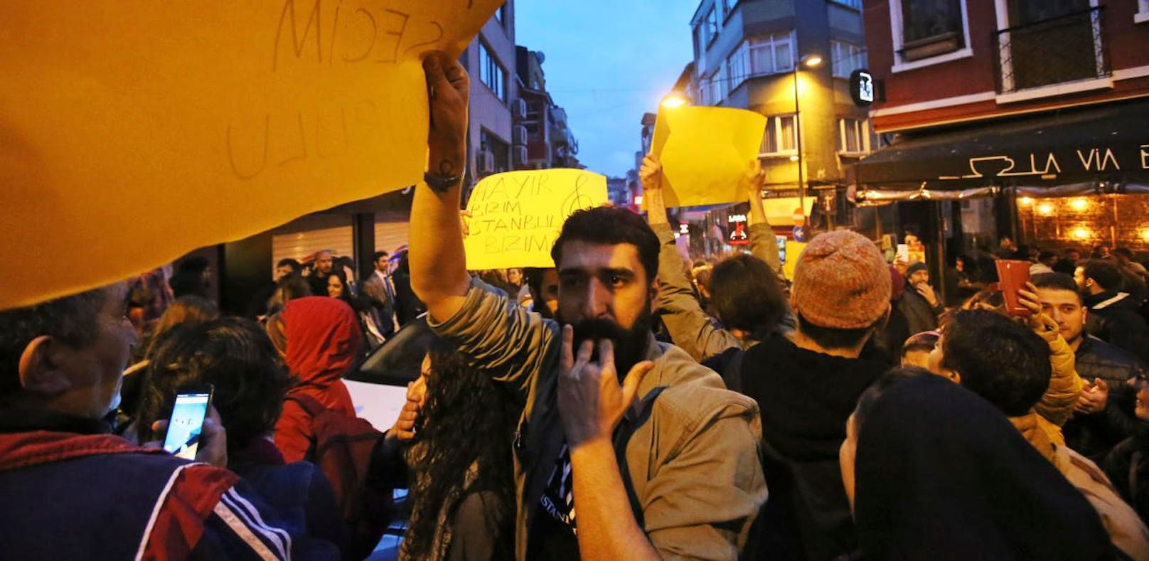 "Dieb, Mörder, Erdogan": Protestnacht in der Türkei
