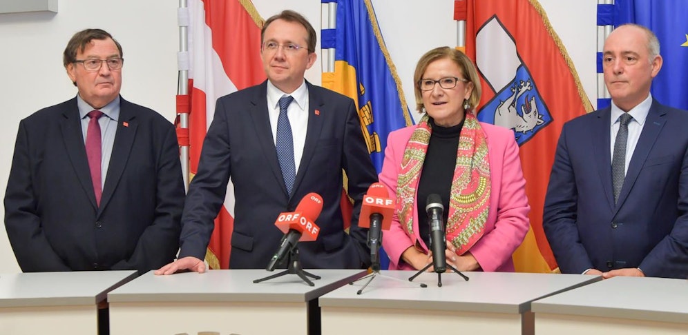 Vizebürgermeister Franz Gunacker, Bürgermeister Matthias Stadler, Landeshauptfrau Johanna Mikl-Leitner und Vizebürgermeister Matthias Adl (v.l.).