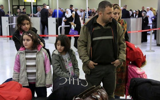 Iraker warten bei ihrer Rückkehr aus Europa auf Gepäck am Airport Bagdad. Symbolbild