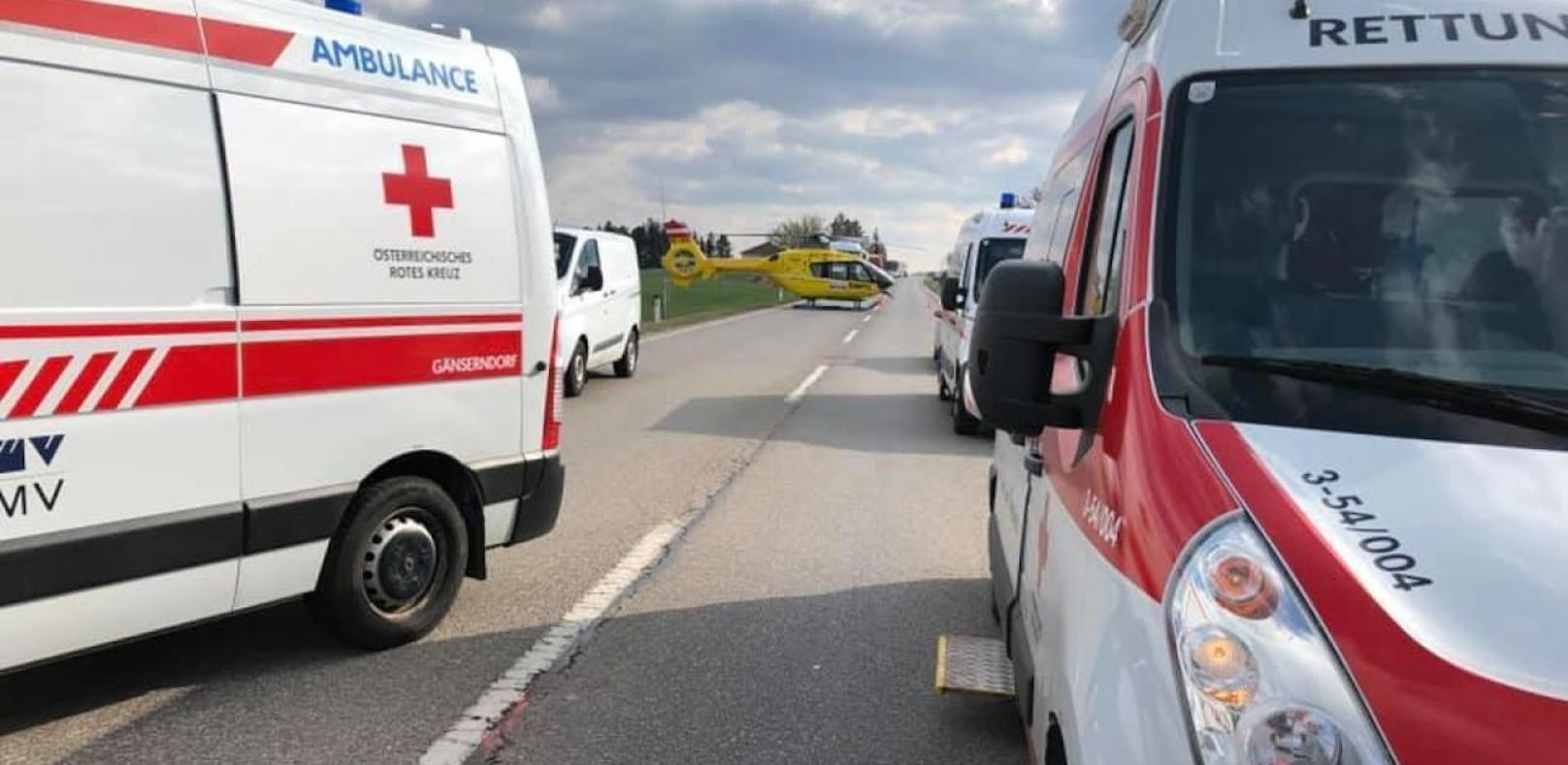 Schwerer Unfall in Dürnkrut: Mehrere Rettungskräfte vom Roten Kreuz und Notarzthubschrauber am Einsatzort.