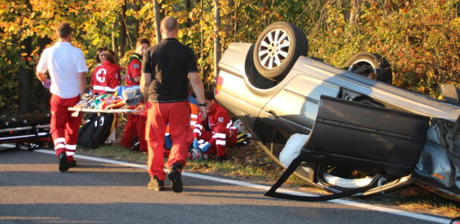 Schwerer Unfall: Auto am Dach, Lenker verletzt