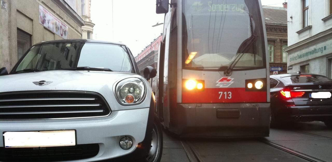 Ein Falschparker in der Kreuzgasse blockiert eine Straßenbahn.