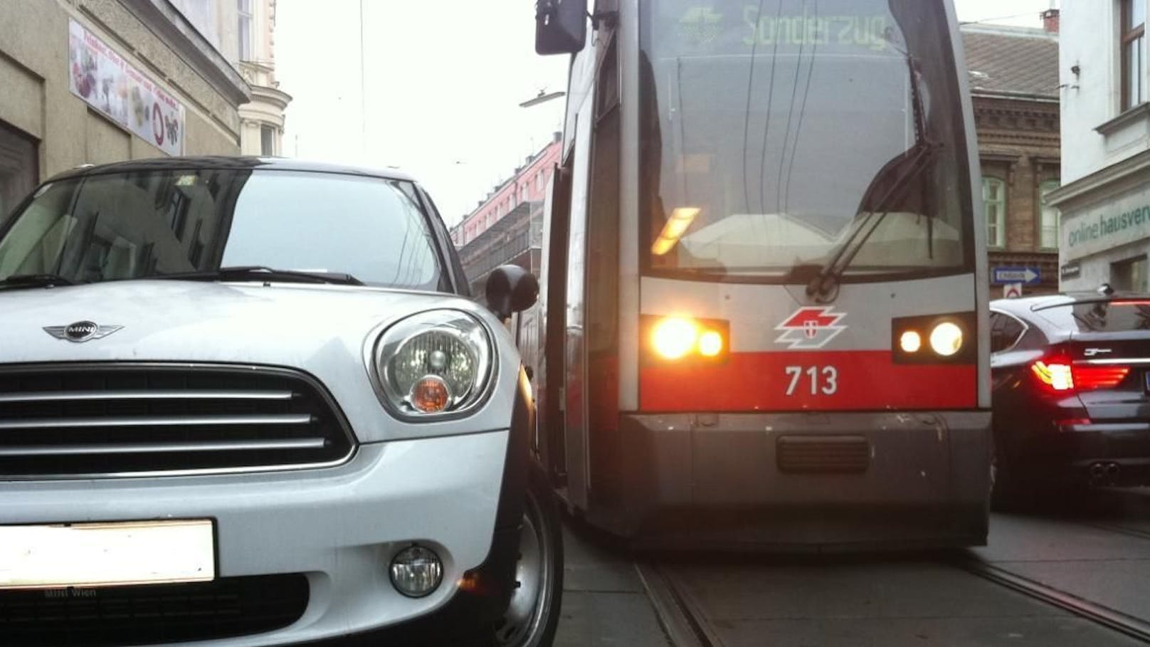 Ein Falschparker in der Kreuzgasse blockiert eine Straßenbahn.