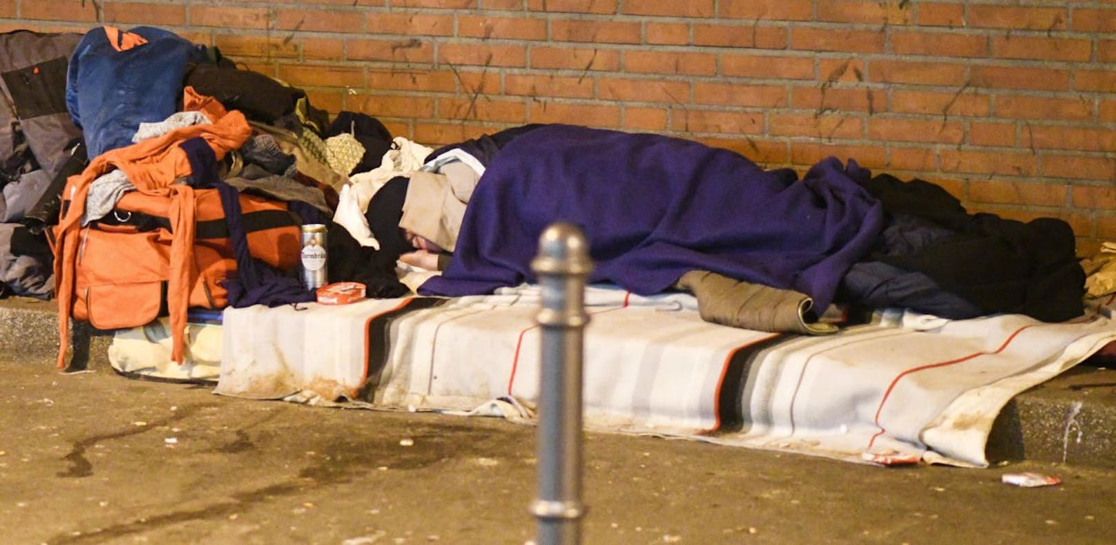 Ein Obdachloser schläft bei Minusgraden unter einer Brücke (Symbolfoto).