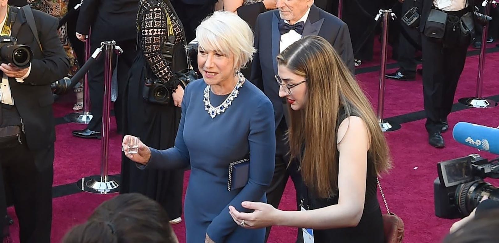Helen Mirren gönnt sich vor Oscars ein Schnapserl