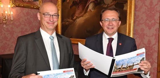 Der Leiter der Stabsabteilung Finanzen Thomas Wolfsberger (li.) und Bürgermeister Stadler.