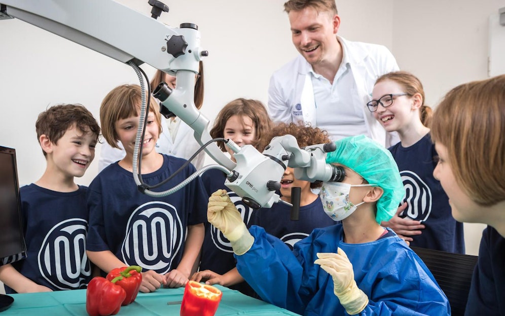 Gehirn-OP an einer Paprika: Bei der Kinderuni an der Medizinischen Universität Wien gibt es für Nachwuchsforscher viele Spannendes zu erleben und zu lernen. 