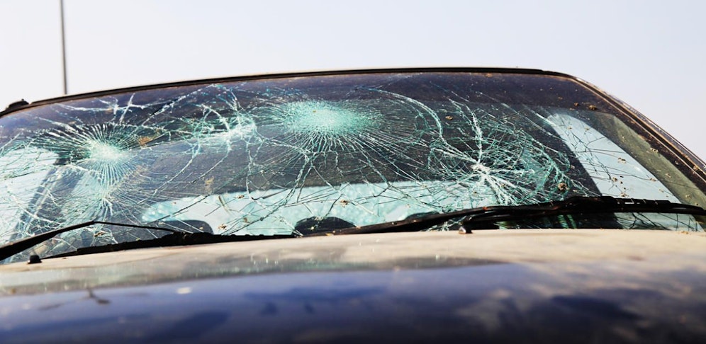 Zahlreiche Front- und Heckscheiben wurden eingeschlagen.