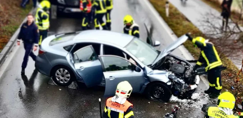 Im Bezirk Feldkirch krachte eine 49-Jährige mit einem Kind aus unbekannter Ursache gegen eine Mauer.