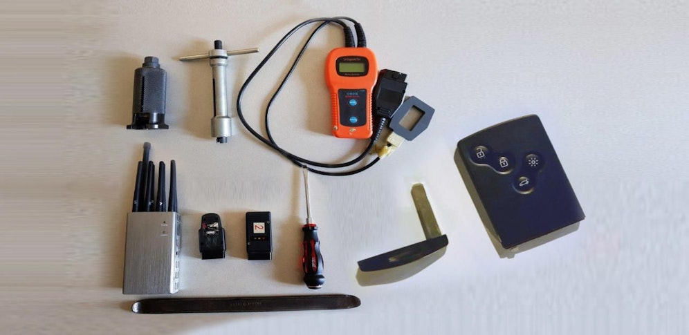 Wurde sichergestellt: Autoschlüssel, Blockierer für das Ortungssystem, Schlosszieher und weiteres Werkzeug.