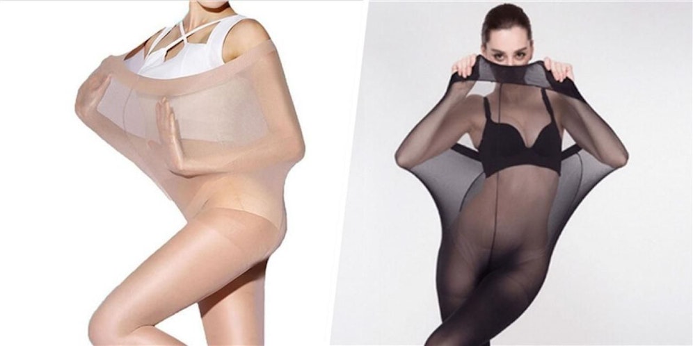Die Models ziehen sich die Strumpfhosen bis zur Nase oder steigen eifnach in nur ein Bein.