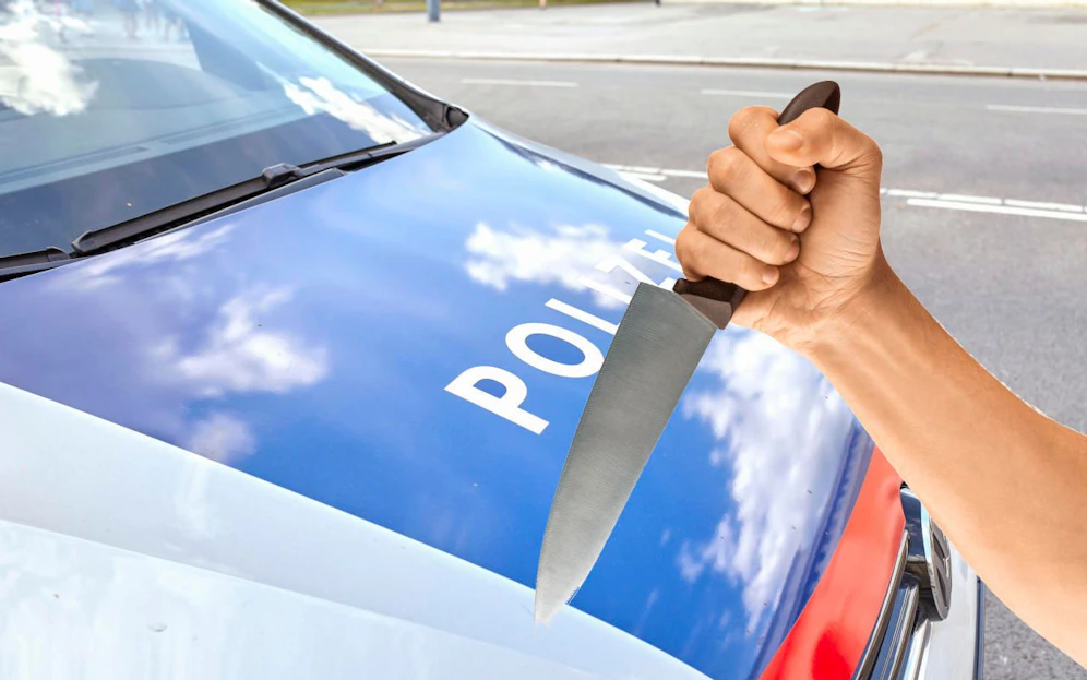 Einer der beiden Angreifer bedrohte die junge Frau mit einem Messer.