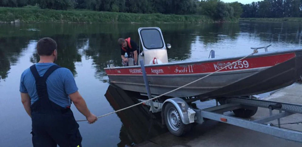 Die Feuerwehr barg die Leiche.