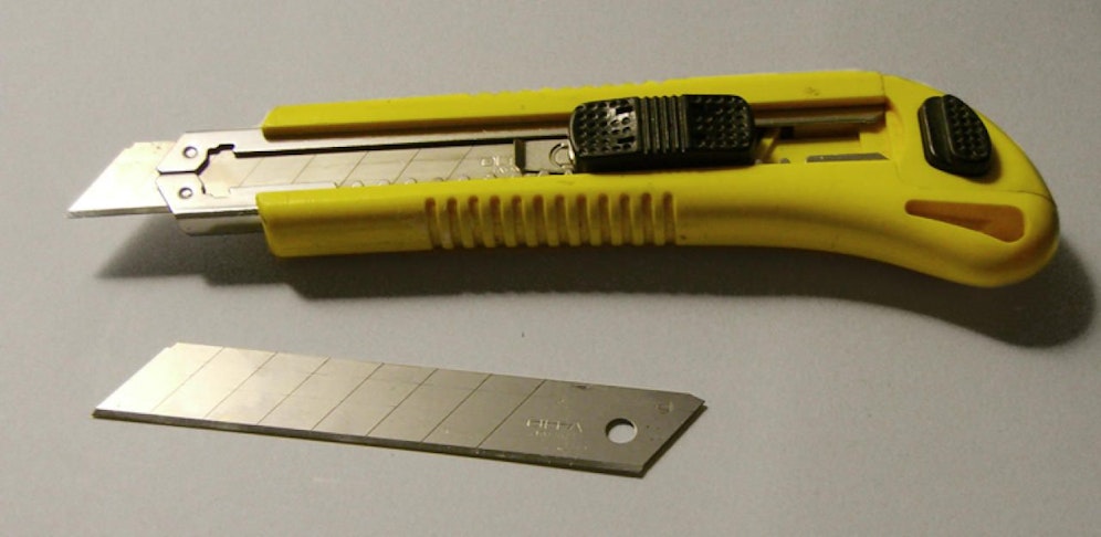 Ein Cutter (Teppichmesser) mit Ersatzklinge. Symbolfoto