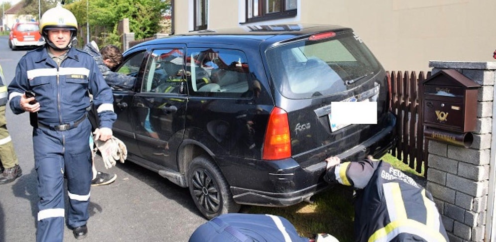 Der zerbeulte Kombi hing am Gartenzaun.