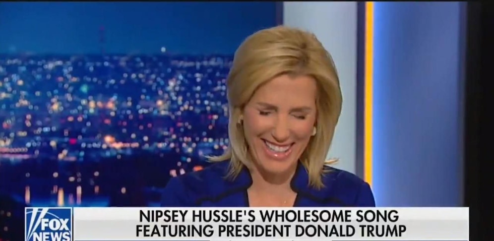 Kurz nach der Beerdigung lacht Laura Ingraham über den Musiker.