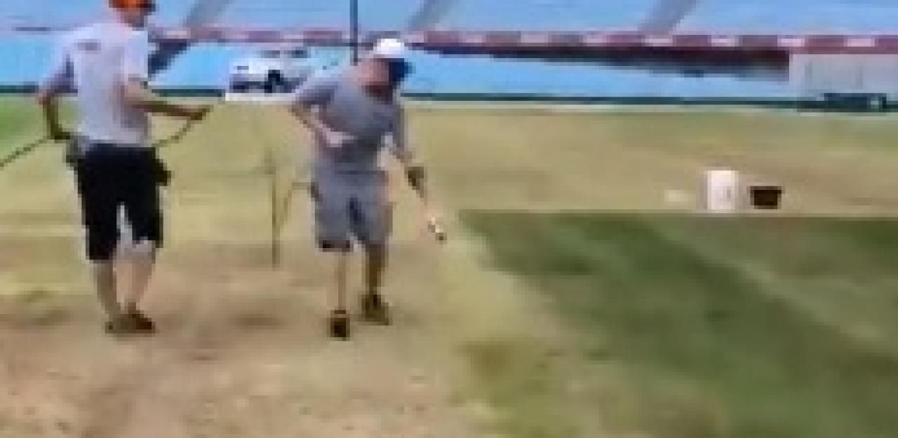 Heute.at - Greenkeeper sprüht den Rasen für das Finale auf