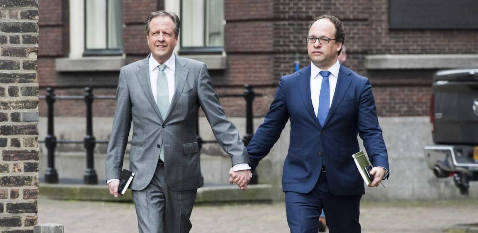 Holländer halten Händchen gegen Homophobie