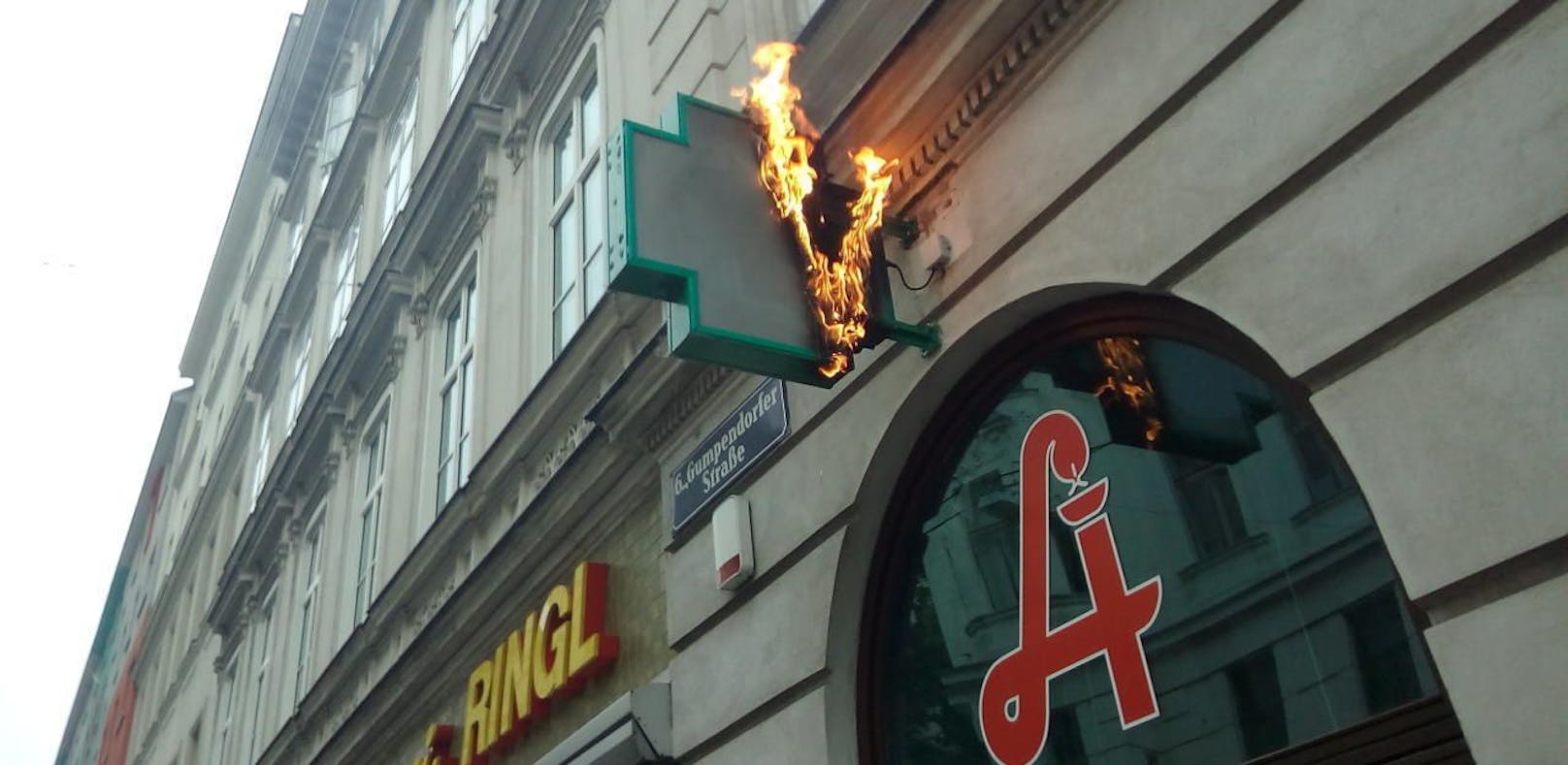 Das Schild der Aegydius-Apotheke in der Gumpendorfer Straße (Wien-Mariahilf) stand in Flammen