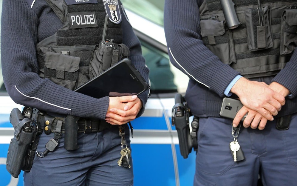 Alle 33.000 Exekutivbeamten haben neue Dienst-Handys und manche auch E-Books.